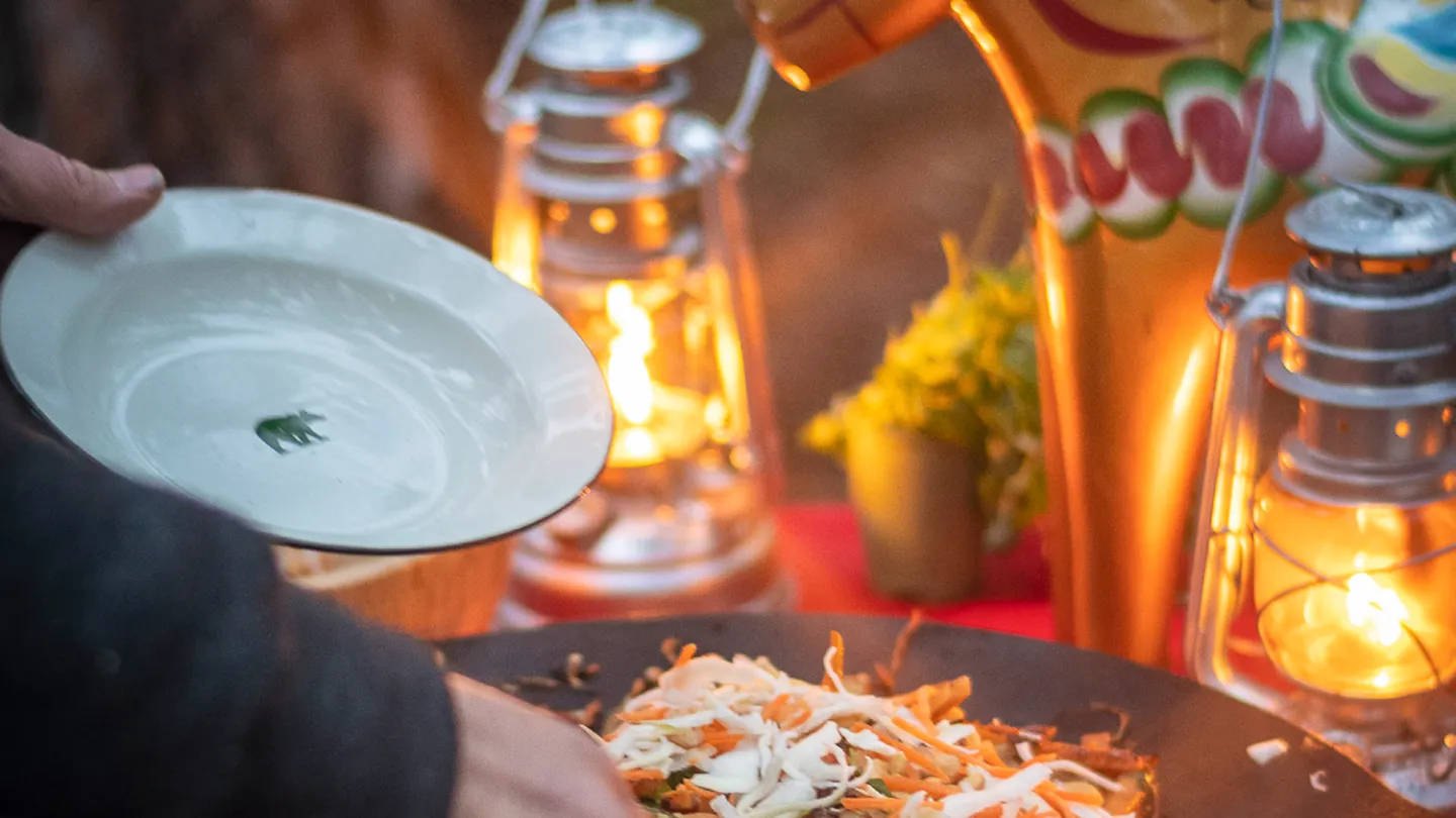 en tallrik mat med en hand och en häst.