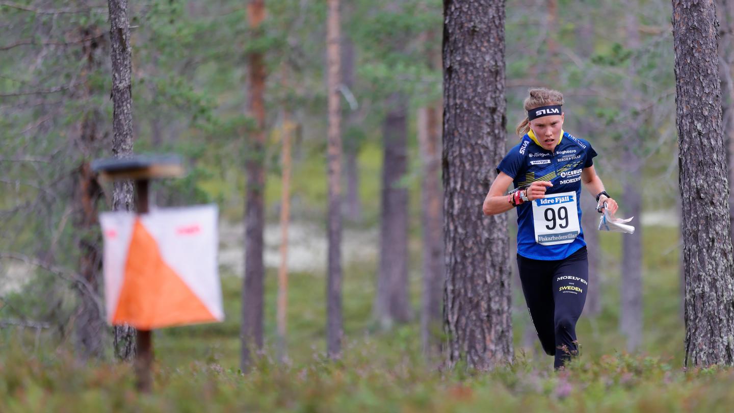 Tove Alexandersson orienterar och springer mot en kontroll i skogen.