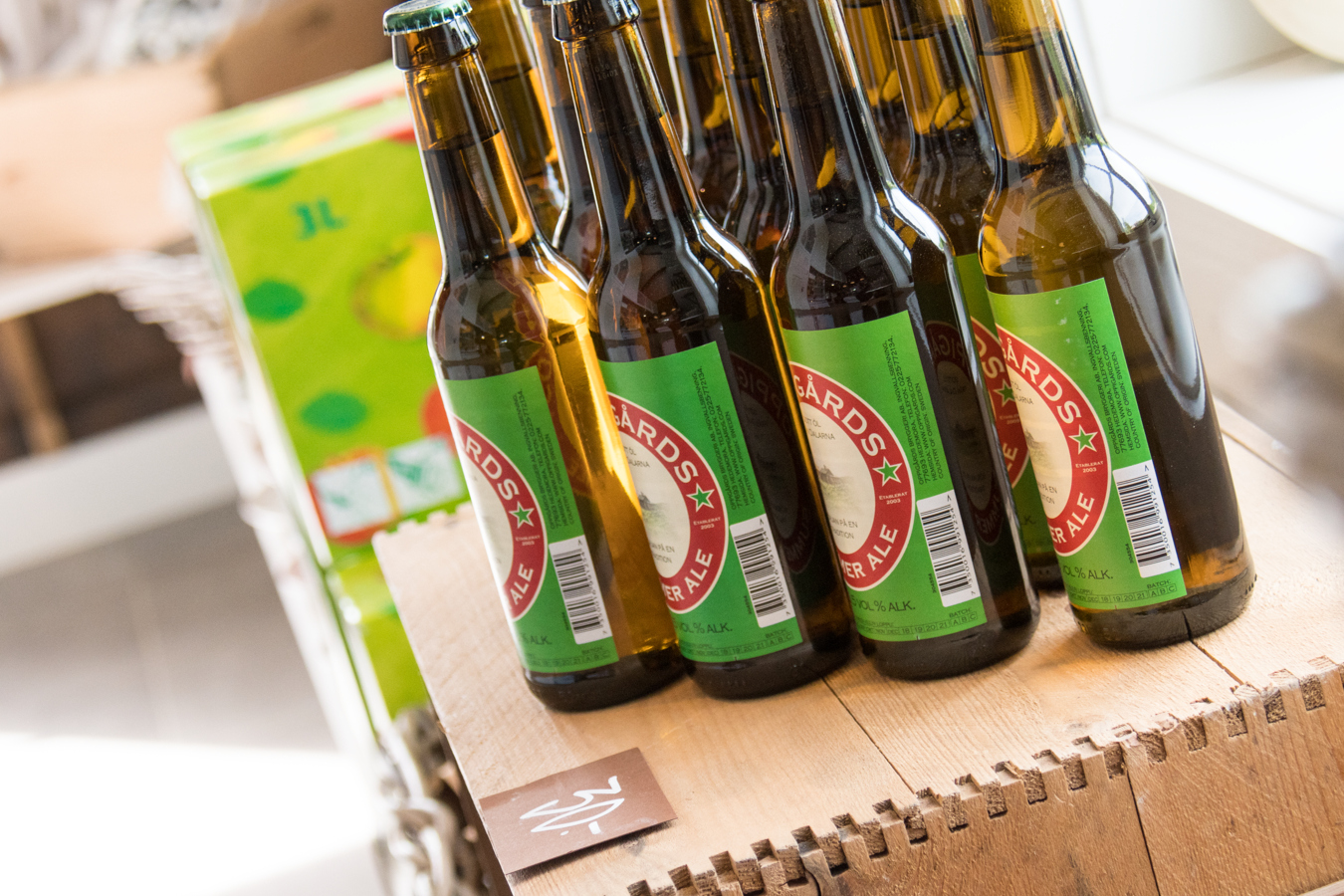 En rad flaskor med Oppigårds Winter Ale.