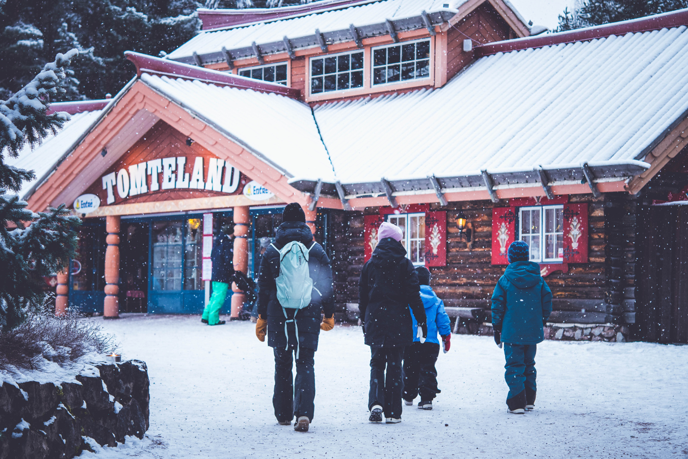 Familj på väg mot entrén till Sagolandet Tomteland i Mora.