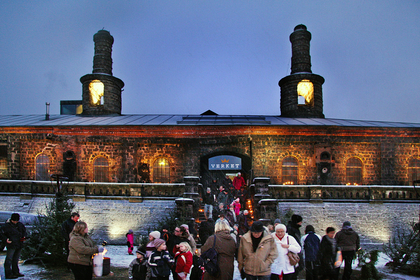 Ett myller av människor på julmarknad vid Verket i Avesta.
